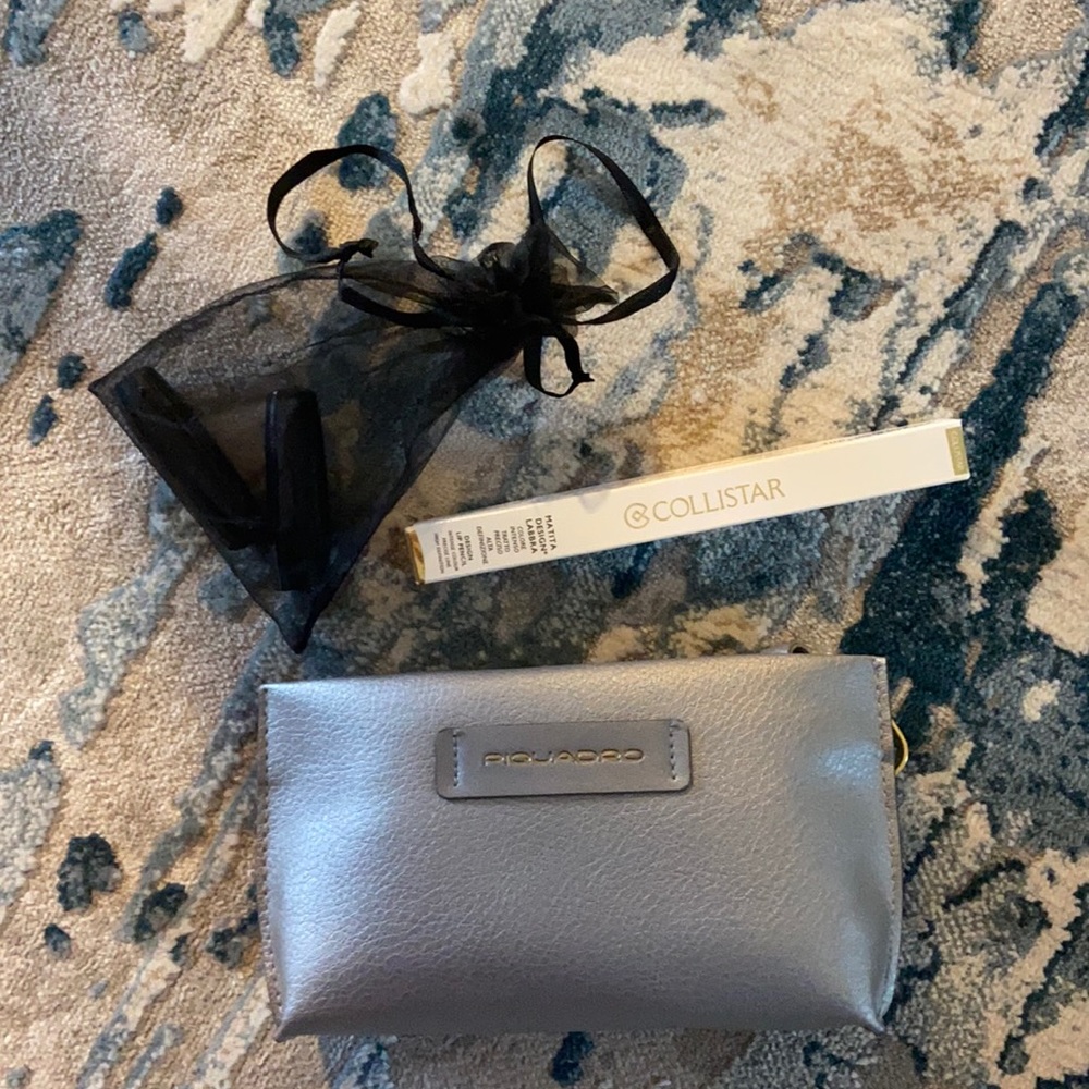 Brand new and unused makeup bag with two lip colors and a lip pencil